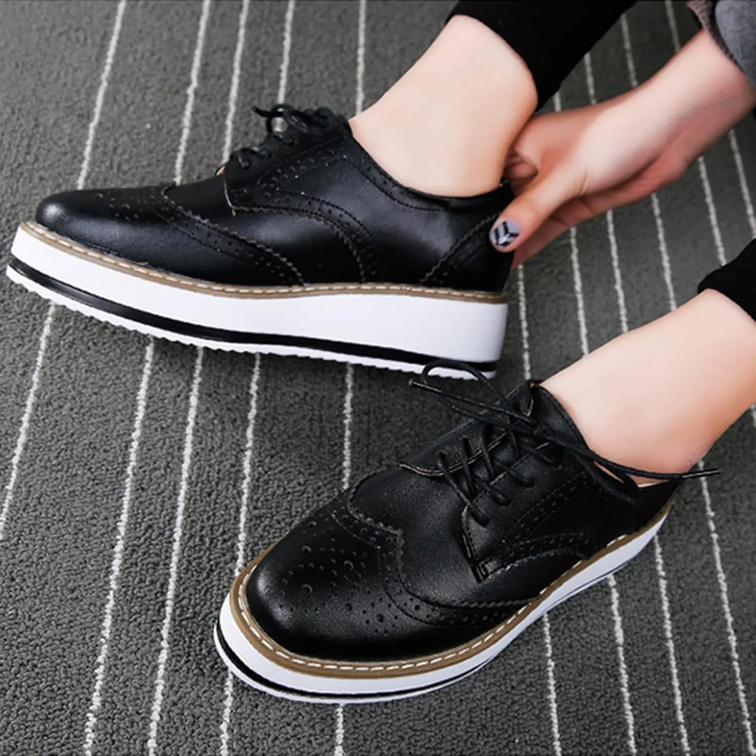 WUIWUIYU Women's Platform Lace-Up Wingtips Square Toe Oxfords Shoes